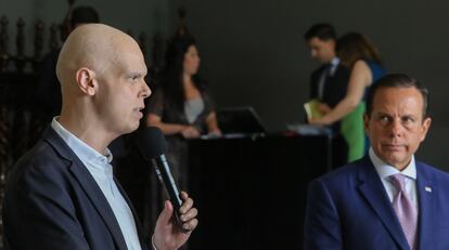 O governador de São Paulo, João Doria (dir.) e o prefeito Bruno Covas durante entrevista coletiva de imprensa sobre coronavírus.