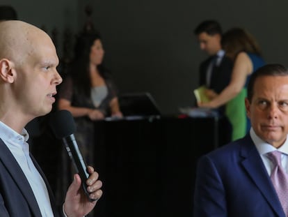 O governador de São Paulo, João Doria (dir.) e o prefeito Bruno Covas durante entrevista coletiva de imprensa sobre coronavírus.