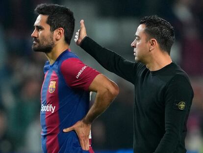 Xavi da una palmada en la cabeza a Ilkay Gündogan el pasado martes en Barcelona durante el partido contra el PSG.