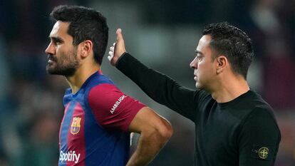 Xavi da una palmada en la cabeza a Ilkay Gündogan el pasado martes en Barcelona durante el partido contra el PSG.