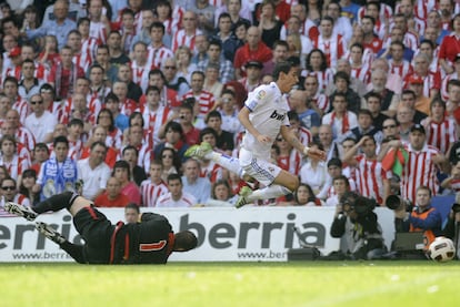 Iraizoz derribó a Di María dentro del área y el árbitro pito penalti y mostro trajeta amarilla al portero del Athletic.