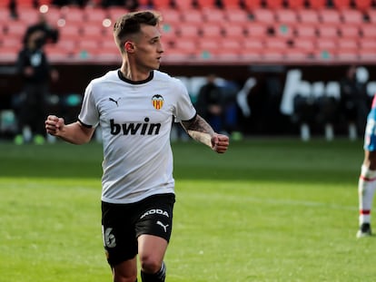 Álex Blanco celebra su gol al Granada, el 2-0 en Mestalla.