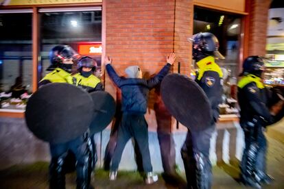 La Policía detiene a un joven en Rotterdam en los disturbios contra el toque de queda.