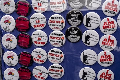 Chapas con mensajes a favor de la libertad de la mujer en Washington, en enero de 2023.
