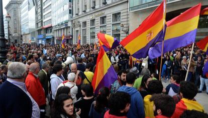 Cientos de coruñeses se concentran para reclaman la instauración de la República tras la abdicación del Rey.