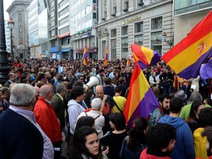 Cientos de coru&ntilde;eses se concentran para reclaman la instauraci&oacute;n de la Rep&uacute;blica tras la abdicaci&oacute;n del Rey.