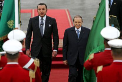 El rey Mohamed VI de Marruecos (izquierda) y el presidente de Argelia, Abdelaziz Buteflika, en Argel en marzo de 2005.