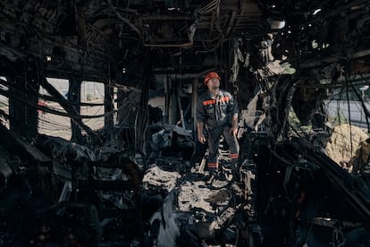 Un trabajador inspecciona el tren, utilizado frecuentemente por soldados y sus familias para llegar al Donbás, después de que fuera alcanzado por un dron ruso Shahed-136 en Kiev (Ucrania), este jueves.