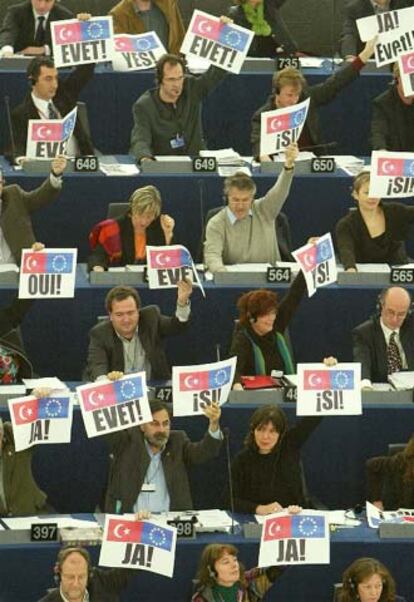 Diputados de la Eurocámara muestran carteles a favor del <i>sí</i> a la apertura de negociaciones con Turquía.