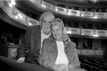 Paco Rabal y Asunción Balaguer, en la presentación de 'Queridos poetas', en elTeatro Municipal de Girona, en 1999.