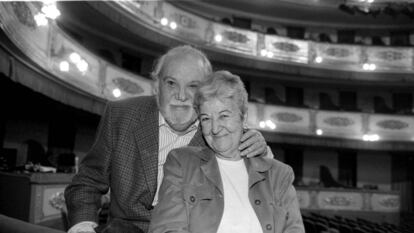 Paco Rabal y Asunción Balaguer, en la presentación de 'Queridos poetas', en elTeatro Municipal de Girona, en 1999.