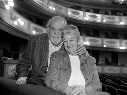 Paco Rabal y Asunción Balaguer, en la presentación de 'Queridos poetas', en elTeatro Municipal de Girona, en 1999.