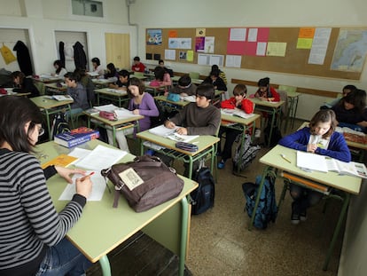 Una profesora de instituto en una clase en Barcelona.