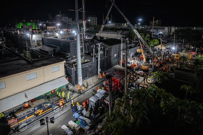Equipos de rescate trabajan en la discoteca Jet Set tras el derrumbe de su techo en Santo Domingo, República Dominicana, el 8 de abril de 2025.