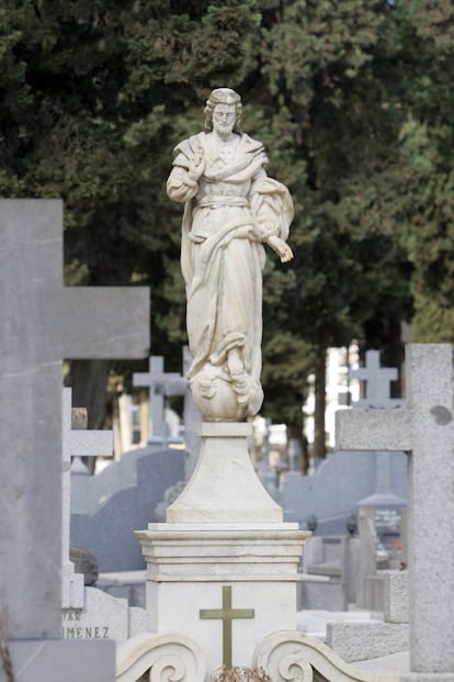 Escultura f&uacute;nebre en el cementerio de C&oacute;rdoba.