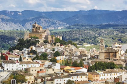 La localidad murciana de Caravaca de la Cruz, con el santuario de la Vera Cruz en lo alto de la colina. 