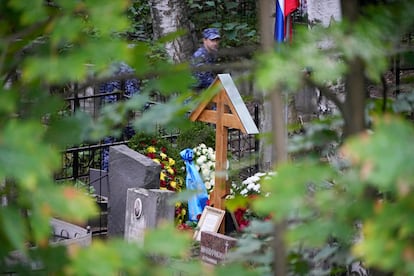 Unas flores junto a la tumba de Yevgueni Prigozhin, en un cementerio de San Petersburgo