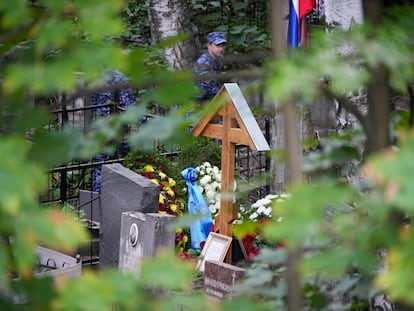 Unas flores junto a la tumba de Yevgueni Prigozhin, este martes, en un cementerio de San Petersburgo.