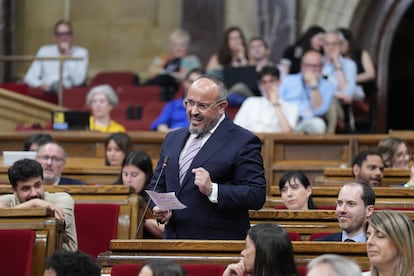 El presidente del PP de Cataluña, Alejandro Fernández, durante el pleno del Parlament el 1 de junio de 2025.