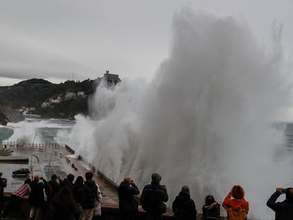 Una gran ola rompe en el Paseo Nuevo de San Sebastián, el pasado martes.