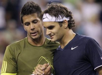 Verdasco felicita a Federer tras el encuentro