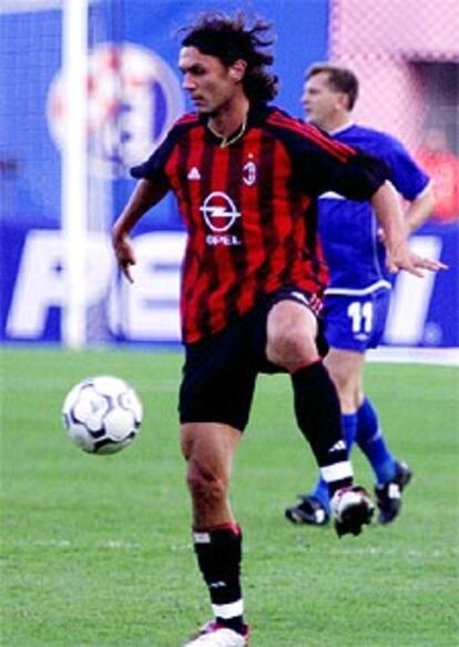 Maldini, en un partido con el Milan.