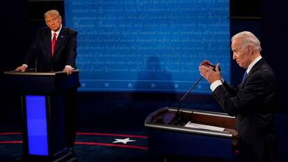 Donald Trump y Joe Biden, en el segundo y último debate de las elecciones, el jueves en Belmont University (Nashville, Tennessee, EE UU).