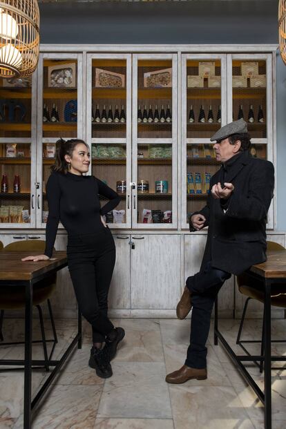 Jaime Urrutia y María Yfeu charlan en una cafetería de Madrid.