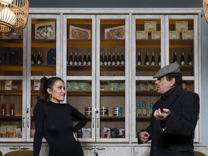 Jaime Urrutia y María Yfeu charlan en una cafetería de Madrid.