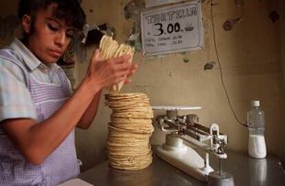 Una mujer pesa tortillas de maíz, alimento básico en México.