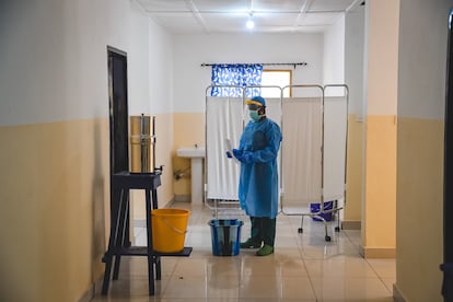 "Algunos pacientes llegan al centro sin esperanza de mejorar, ya que han visto mucha desinformación sobre la ‘mpox", incide Dama. La reponsable de MSF explica que también les cuesta aceptar que tienen la enfermedad e informar a su círculo cercano por el estigma que podrían sufrir en sus comunidades y las creencias tradicionales que hay sobre el tratamiento. "Con el acompañamiento psicosocial que les brindamos, estamos viendo una mayor aceptación, los pacientes poco a poco comprenden su diagnóstico y recuperan la confianza en que pueden curarse". En la imagen, tomada el 19 de junio, una enfermera vestida con un equipo de protección individual (EPI) sostiene la historia clínica de una paciente en la sala de mujeres del centro de tratamiento de ‘mpox’ de Calaba Town, en Freetown.
