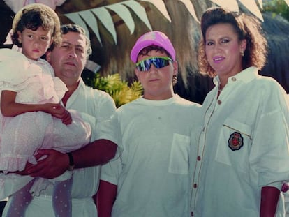 Pablo Escobar, junto a María Isabel y sus hijos Juan Pablo y Manuela, en la hacienda de Nápoles en 1988. 