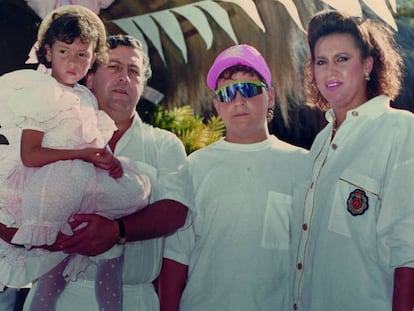 Pablo Escobar, junto a María Isabel y sus hijos Juan Pablo y Manuela, en la hacienda de Nápoles en 1988. 