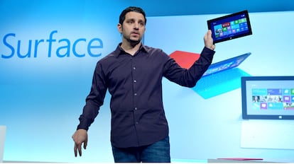 Panos Panay, gerente general de Surface de Microsoft, sostiene una Surface durante su presentación en Nueva York
