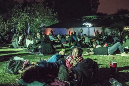 Decenas de familias y parejas asistieron al Picnic Nocturno, que se llevó a cabo en el Jardín Botánico del Bosque de Chapultepec.