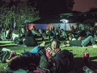 Decenas de familias y parejas asistieron al Picnic Nocturno, que se llevó a cabo en el Jardín Botánico del Bosque de Chapultepec.