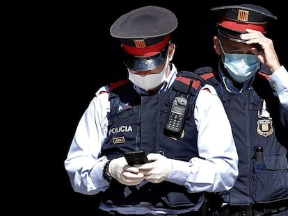 Dos mossos d'esquadra en Barcelona durante el confinamiento.
