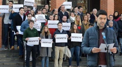 El presidente del PP vasco, Alfonso Alonso, con miembros de la juventudes del partido protestan por la paliza a un estudiante.