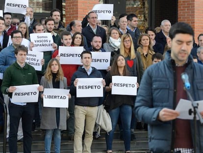 El presidente del PP vasco, Alfonso Alonso, con miembros de la juventudes del partido protestan por la paliza a un estudiante.