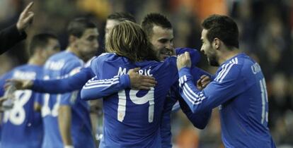 Jes&eacute; celebra su gol con Modric y Carvajal. 