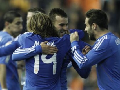 Jes&eacute; celebra su gol con Modric y Carvajal. 