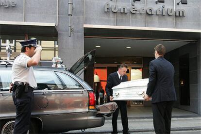 El féretro de una de las dos niñas secuestradas y asesinadas llega a una funeraria de Lieja.