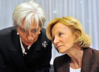 Elena Salgado (derecha) escucha a su homóloga francesa, Christine Lagarde, ayer en Bruselas.