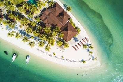 Los pocos turistas que viajan a Ko Muk (o Koh Mook), una minúscula isla boscosa del mar de Andamán, en la provincia de Trang, al suroeste de Tailandia, lo hacen por la belleza de playas como Sivalai (en la foto), una lengua de arena blanca en agua de color pipermín, y la Cueva Esmeralda (Morakot Cave), con una preciosa cala interior a la que solo se puede acceder a nado. La mejor época para visitar Ko Muk es de diciembre a marzo, y en especial en enero, cuando no suele llover y tampoco hace demasiado calor. El monzón barre la costa oeste tailandesa sobre todo en los meses de julio y agosto, cuando muchos de los resorts, bungalós y restaurantes de la isla están cerrados. En temporada alta hay ferris directos a Ko Muk desde otros destinos turísticos de Tailandia, como Phi Phi o Krabi, mientras que de abril a octubre solo se puede llegar hasta allí en barco de línea desde el puerto de Kuangtungku Pier, en la ciudad de Trang.