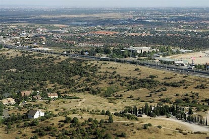 Vista aérea de las 128 hectáreas del área recalificada en Torrelodones, junto a la A-6 y Los Peñascales.