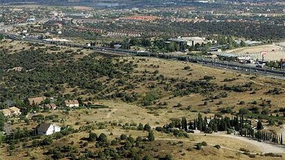 Vista aérea de las 128 hectáreas del área recalificada en Torrelodones, junto a la A-6 y Los Peñascales.