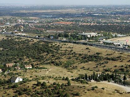 Vista aérea de las 128 hectáreas del área recalificada en Torrelodones, junto a la A-6 y Los Peñascales.