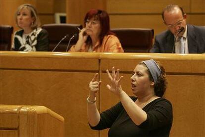 La intérprete de lengua de signos Bene Cortón, en el Senado.