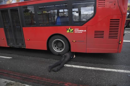 Una dona sota un autobús davant del Parlament, a Londres.