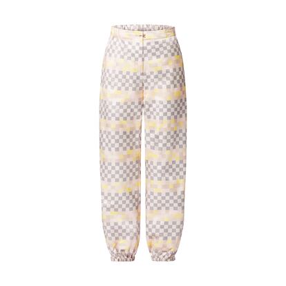 Si buscas un diseño original y sofisticado, pero con la comodidad de un pantalón de chándal, Louis Vuitton da en el clavo con este modelo de nueva temporada, estampado con el motivo Pixel Damier en tonos pastel y confeccionado en nailon.

1.490€